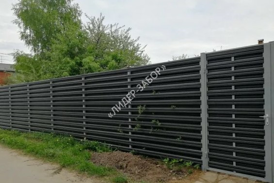 Цена Забор из евроштакетника горизонтальный шахматка для частного дома в Москве Купить Забор из евроштакетника горизонтальный шахматка для частного дома